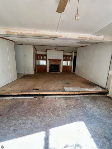 9374 Pine Circle Drive NW, Rapid City, MI 49676