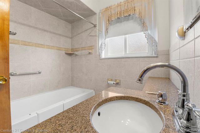 32713 CAMBRIDGE Street, Garden City, MI 48135