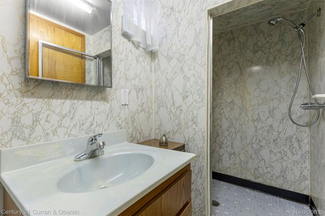 32713 CAMBRIDGE Street, Garden City, MI 48135