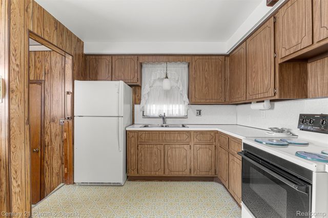 32713 CAMBRIDGE Street, Garden City, MI 48135