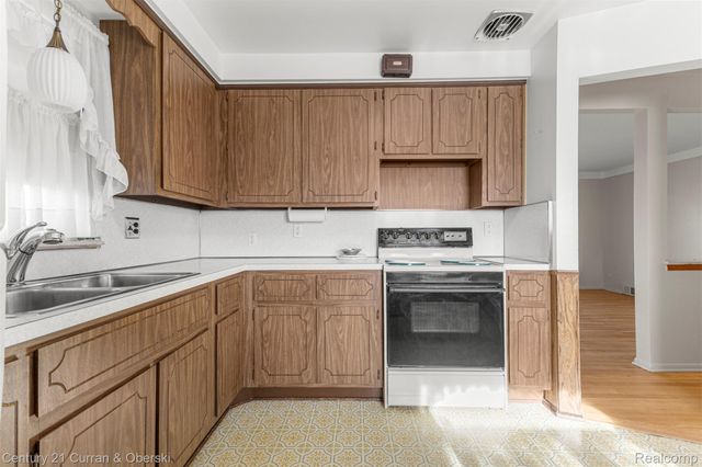 32713 CAMBRIDGE Street, Garden City, MI 48135