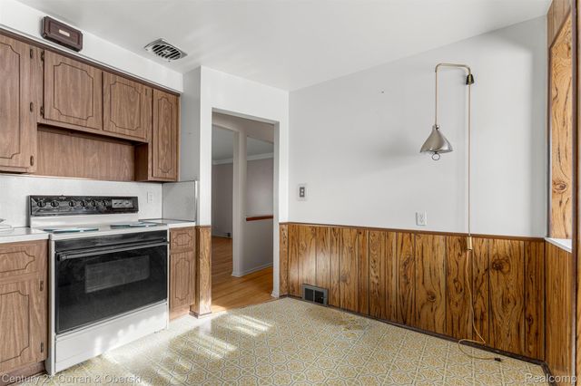 32713 CAMBRIDGE Street, Garden City, MI 48135