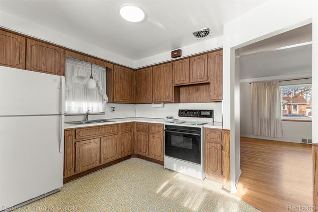 32713 CAMBRIDGE Street, Garden City, MI 48135