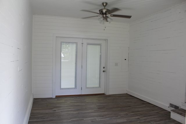 78 College St, Erin, TN 37061