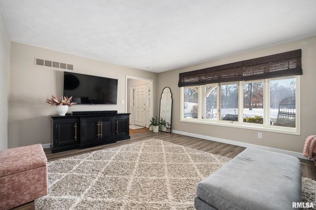 73 HICKORY RIDGE Drive, Morton, IL 61550