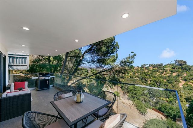 8960 Crescent Drive, Los Angeles, CA 90046