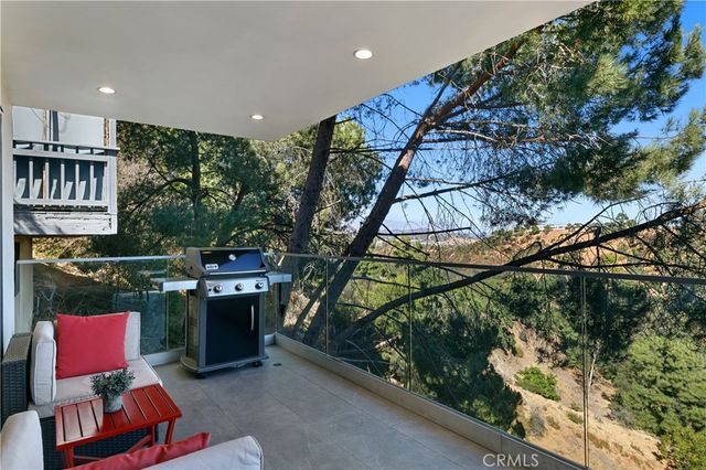 8960 Crescent Drive, Los Angeles, CA 90046