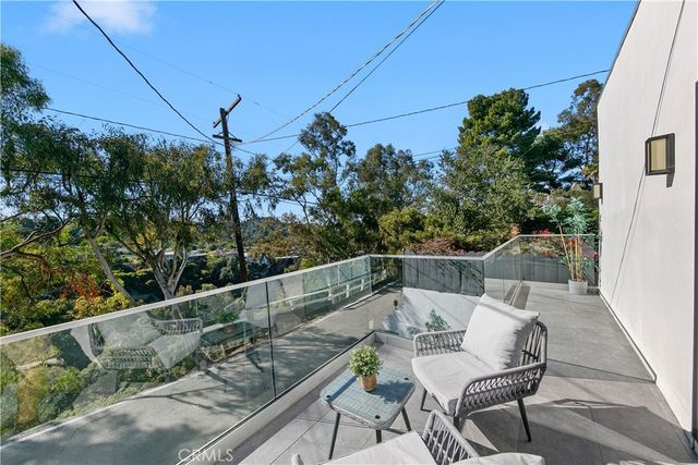 8960 Crescent Drive, Los Angeles, CA 90046