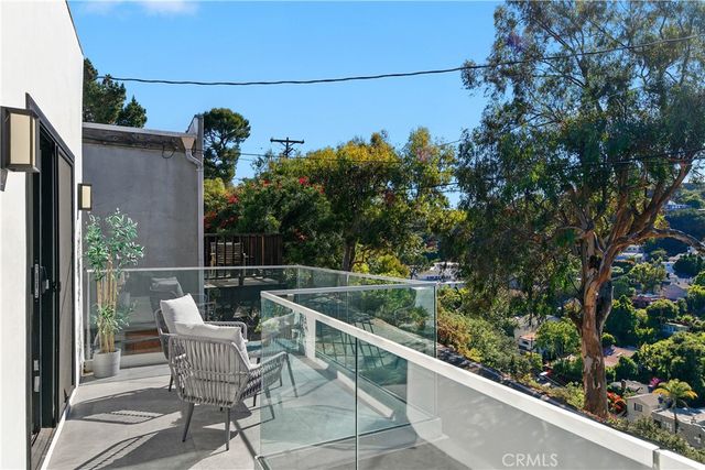 8960 Crescent Drive, Los Angeles, CA 90046