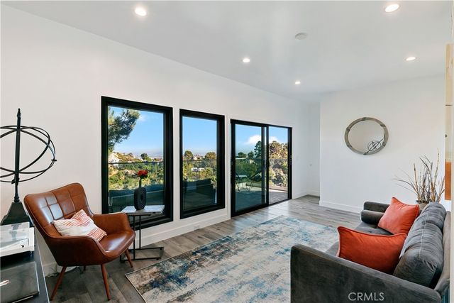 8960 Crescent Drive, Los Angeles, CA 90046