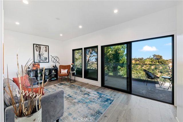 8960 Crescent Drive, Los Angeles, CA 90046