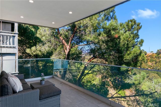8960 Crescent Drive, Los Angeles, CA 90046