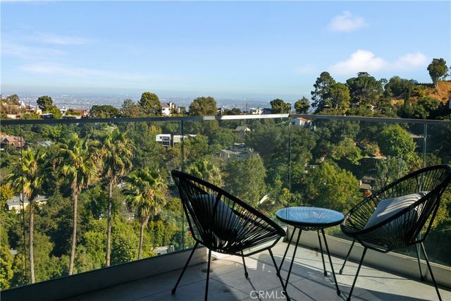 8960 Crescent Drive, Los Angeles, CA 90046
