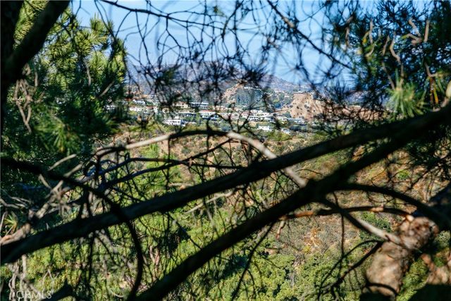 8960 Crescent Drive, Los Angeles, CA 90046