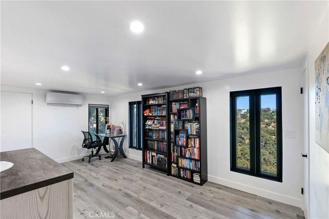 8960 Crescent Drive, Los Angeles, CA 90046