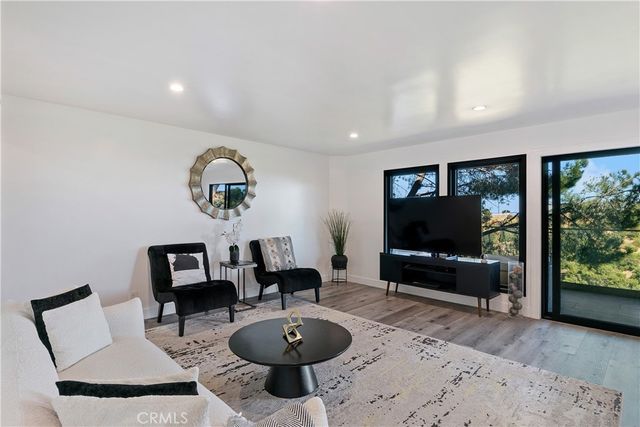 8960 Crescent Drive, Los Angeles, CA 90046