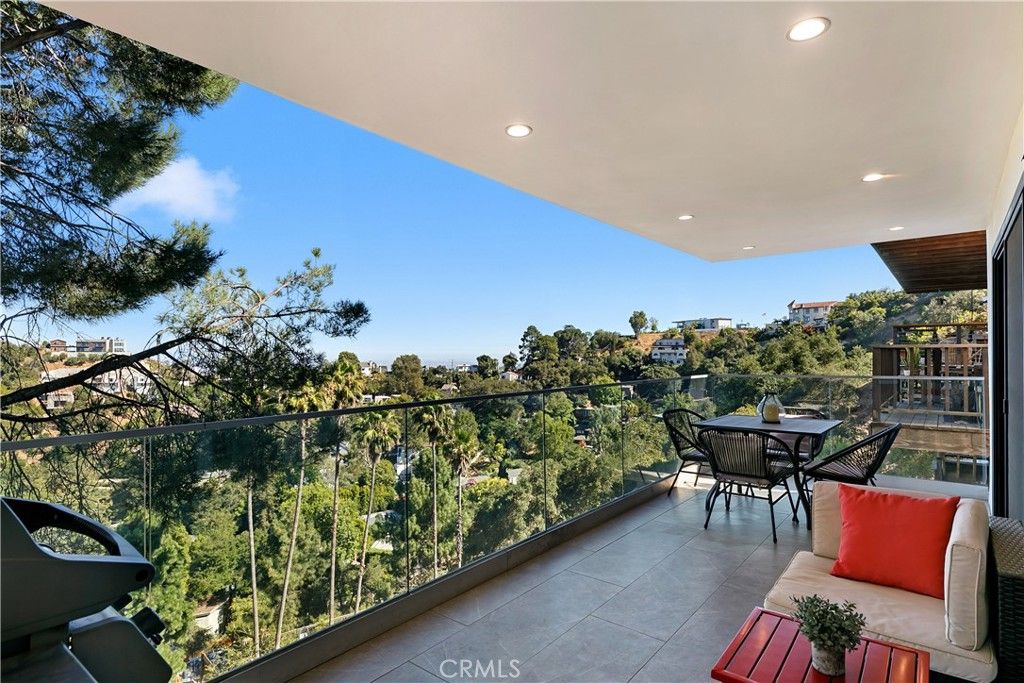 8960 Crescent Drive, Los Angeles, CA 90046