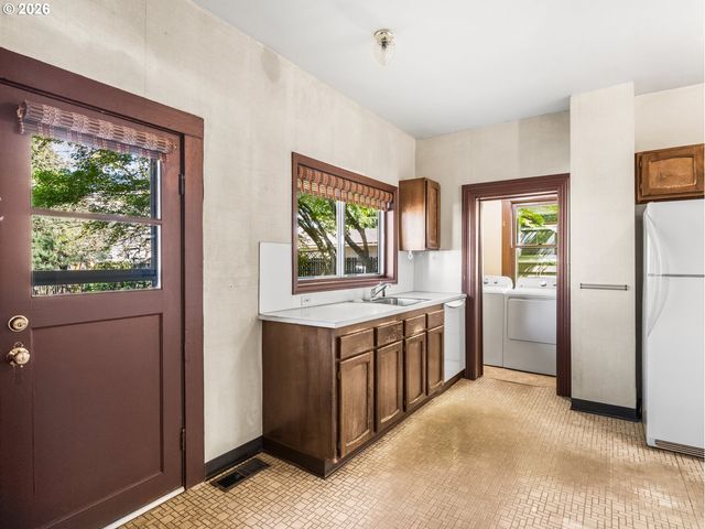 947 Se SPOKANE St Se, Portland, OR 97202