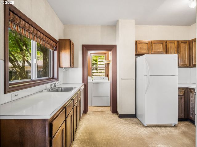 947 Se SPOKANE St Se, Portland, OR 97202