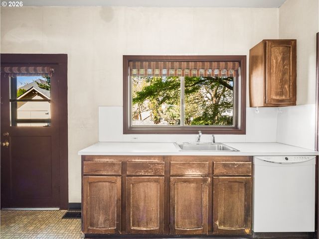 947 Se SPOKANE St Se, Portland, OR 97202