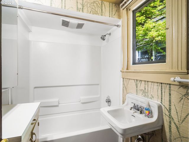 947 Se SPOKANE St Se, Portland, OR 97202