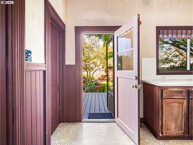 947 Se SPOKANE St Se, Portland, OR 97202