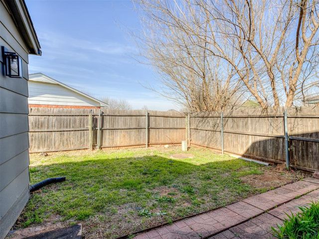 901 NE 6th Street, Moore, OK 73160