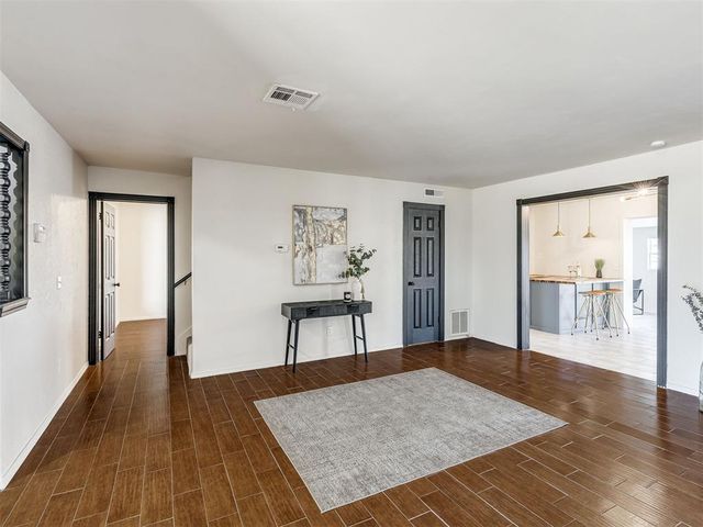 901 NE 6th Street, Moore, OK 73160