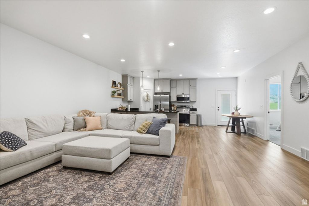 Image 4 of property listing at 820 S 380 E #14, Smithfield, UT 84335