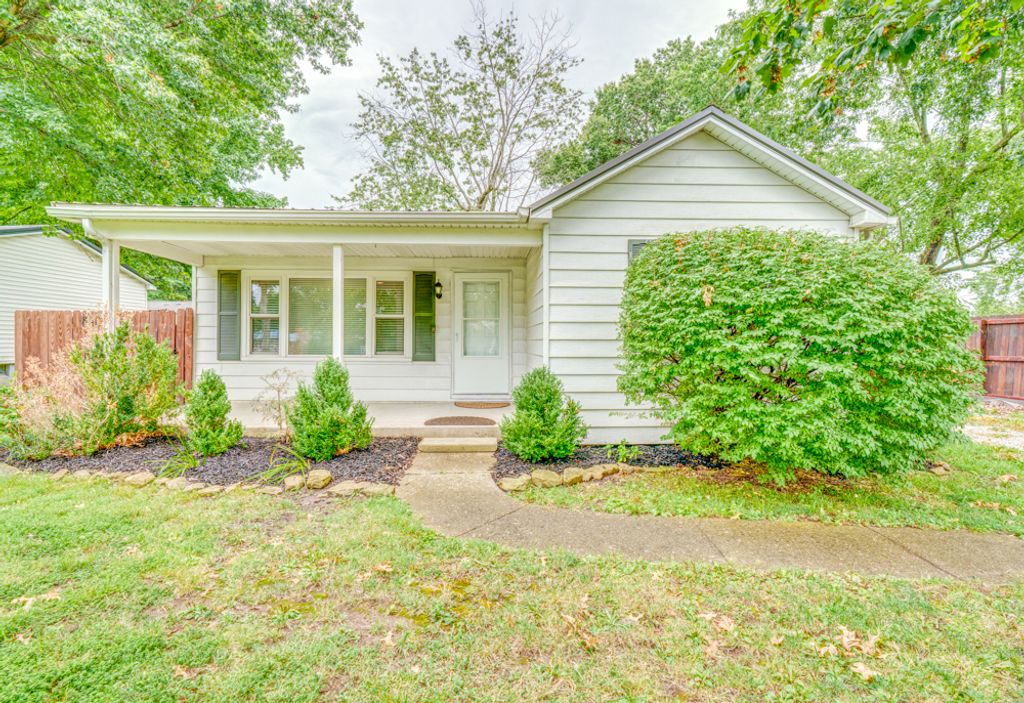 Image 1 of property listing at 2006 Waltonville Road, Mt Vernon, IL 62864