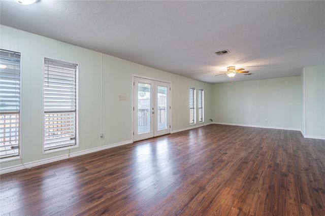 1170 Sailfish Street, Bayou Vista, TX 77563