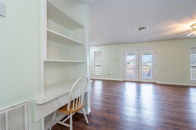 1170 Sailfish Street, Bayou Vista, TX 77563