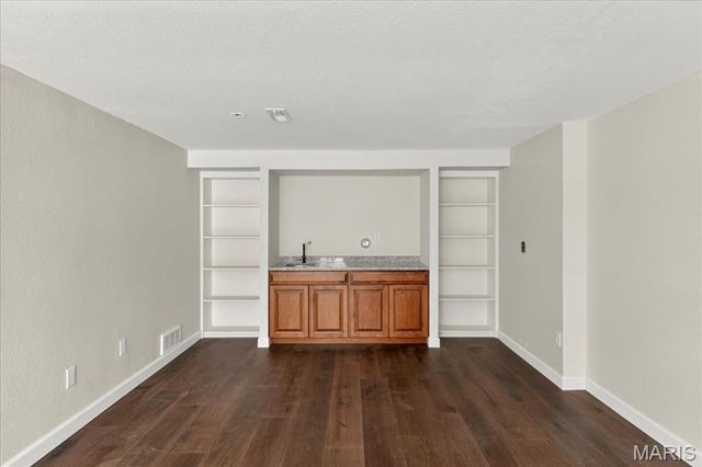 1977 Hunting Lake Court 1977, Kirkwood, MO 63122