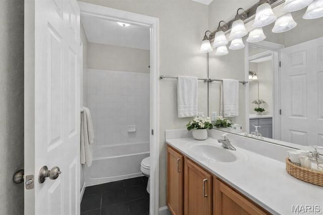 1977 Hunting Lake Court 1977, Kirkwood, MO 63122