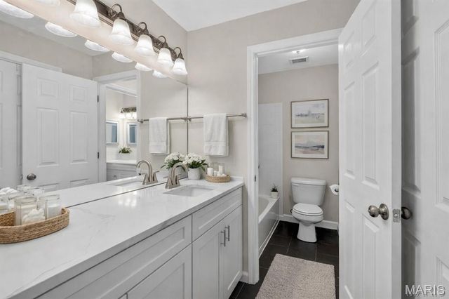 1977 Hunting Lake Court 1977, Kirkwood, MO 63122