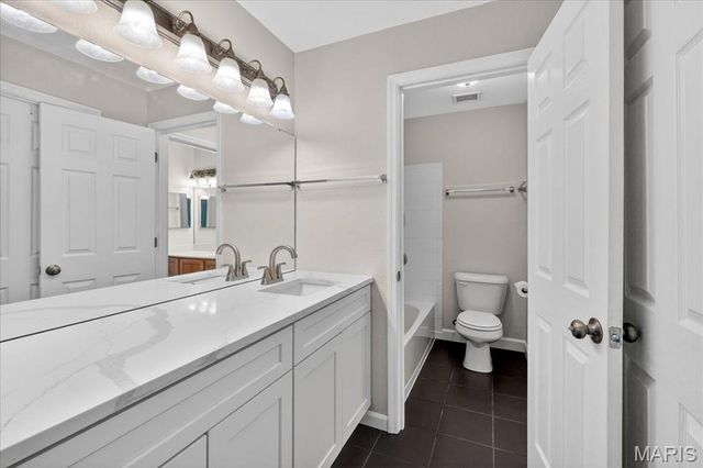 1977 Hunting Lake Court 1977, Kirkwood, MO 63122