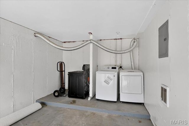 1977 Hunting Lake Court 1977, Kirkwood, MO 63122