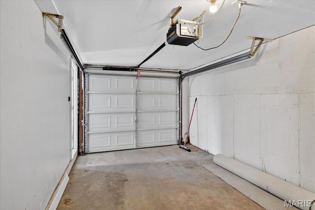 1977 Hunting Lake Court 1977, Kirkwood, MO 63122