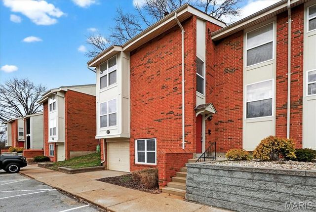 1977 Hunting Lake Court 1977, Kirkwood, MO 63122