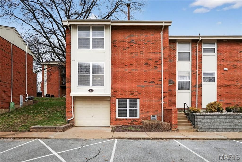 1977 Hunting Lake Court 1977, Kirkwood, MO 63122