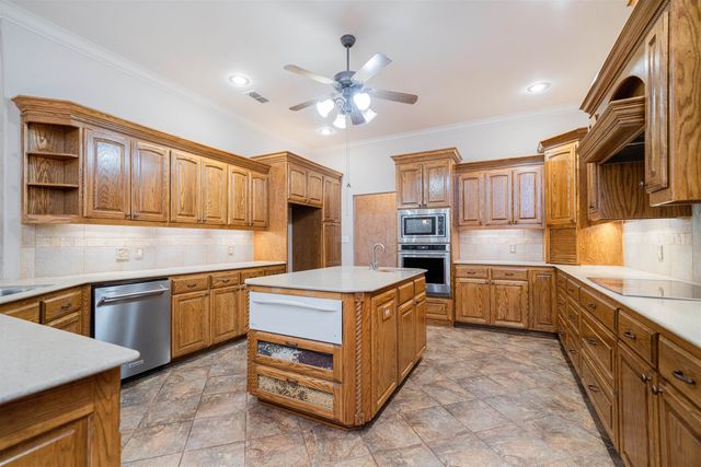 1604 Colonial Drive, Longview, TX 75605