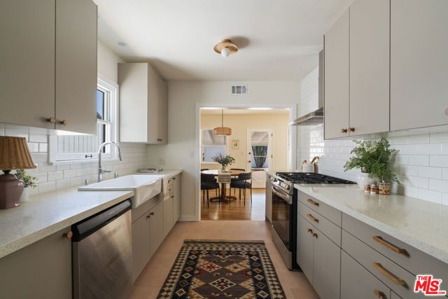 13732 Wyandotte Street, Van Nuys (los Angeles), CA 91405