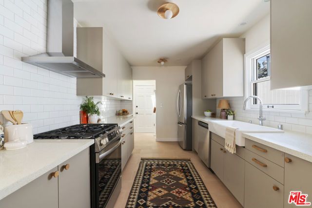 13732 Wyandotte Street, Van Nuys (los Angeles), CA 91405