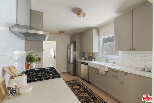 13732 Wyandotte Street, Van Nuys (los Angeles), CA 91405