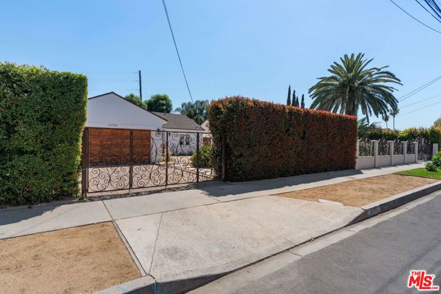 13732 Wyandotte Street, Van Nuys (los Angeles), CA 91405