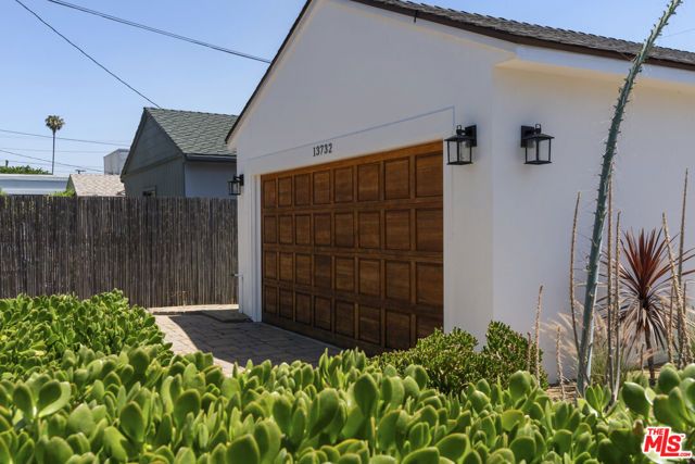 13732 Wyandotte Street, Van Nuys (los Angeles), CA 91405