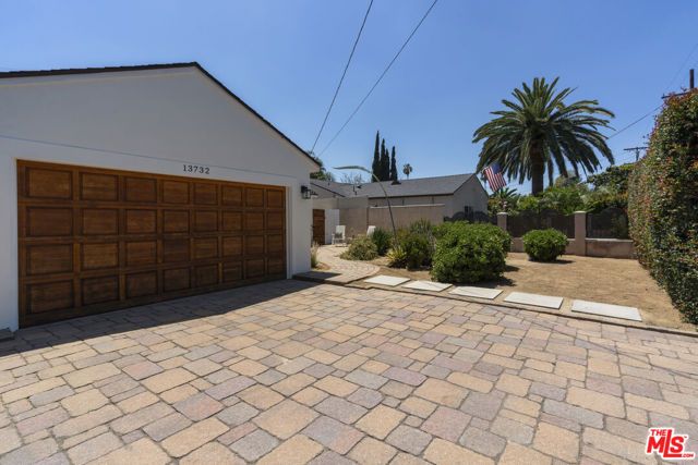 13732 Wyandotte Street, Van Nuys (los Angeles), CA 91405