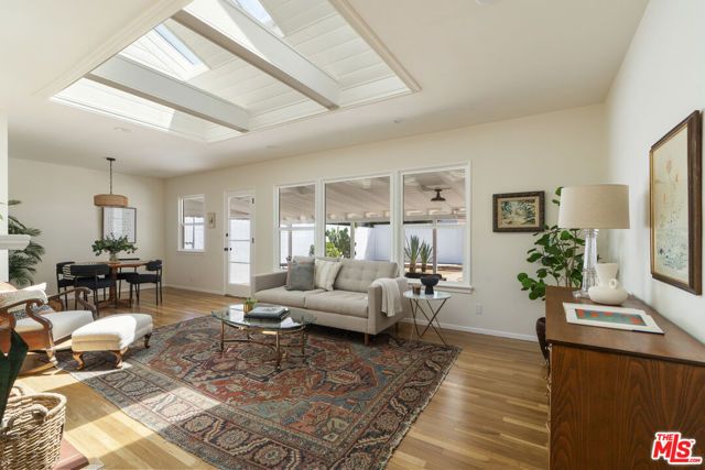 13732 Wyandotte Street, Van Nuys (los Angeles), CA 91405