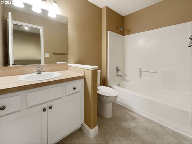 15516 Se EVERGREEN Dr, Portland, OR 97236