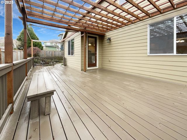 15516 Se EVERGREEN Dr, Portland, OR 97236